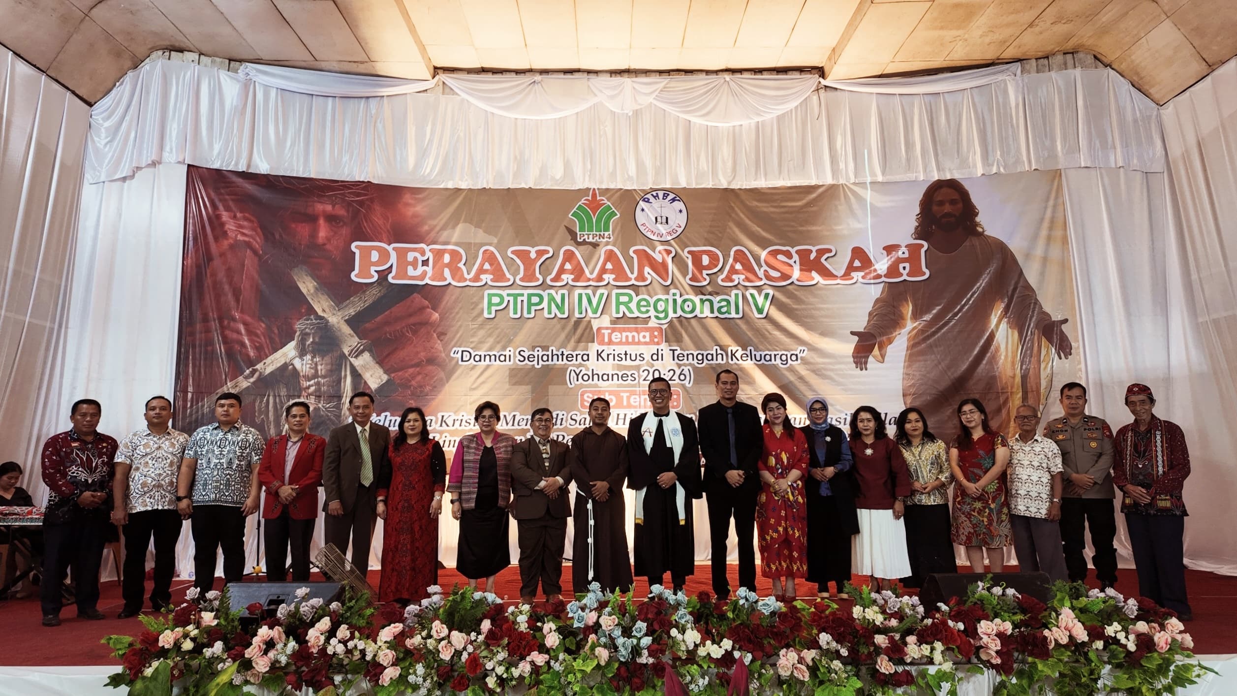 FOTO BERSAMA: Perayaan Paskah di Wisma Jambu Mawar Kebun Parindu Kabupaten Sanggau yang digelar oleh PHBK PTPN IV Regional 5, Sabtu (26/4).
