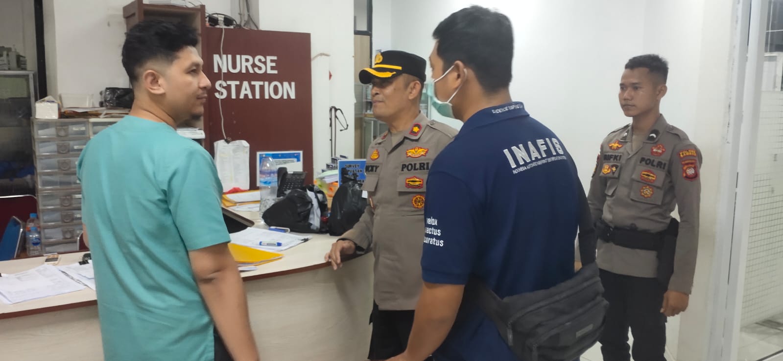 OTOPSI : Pihak kepolisian bersama pihak terkait saat antar warga binaan di otopsi di RSUD Sambas