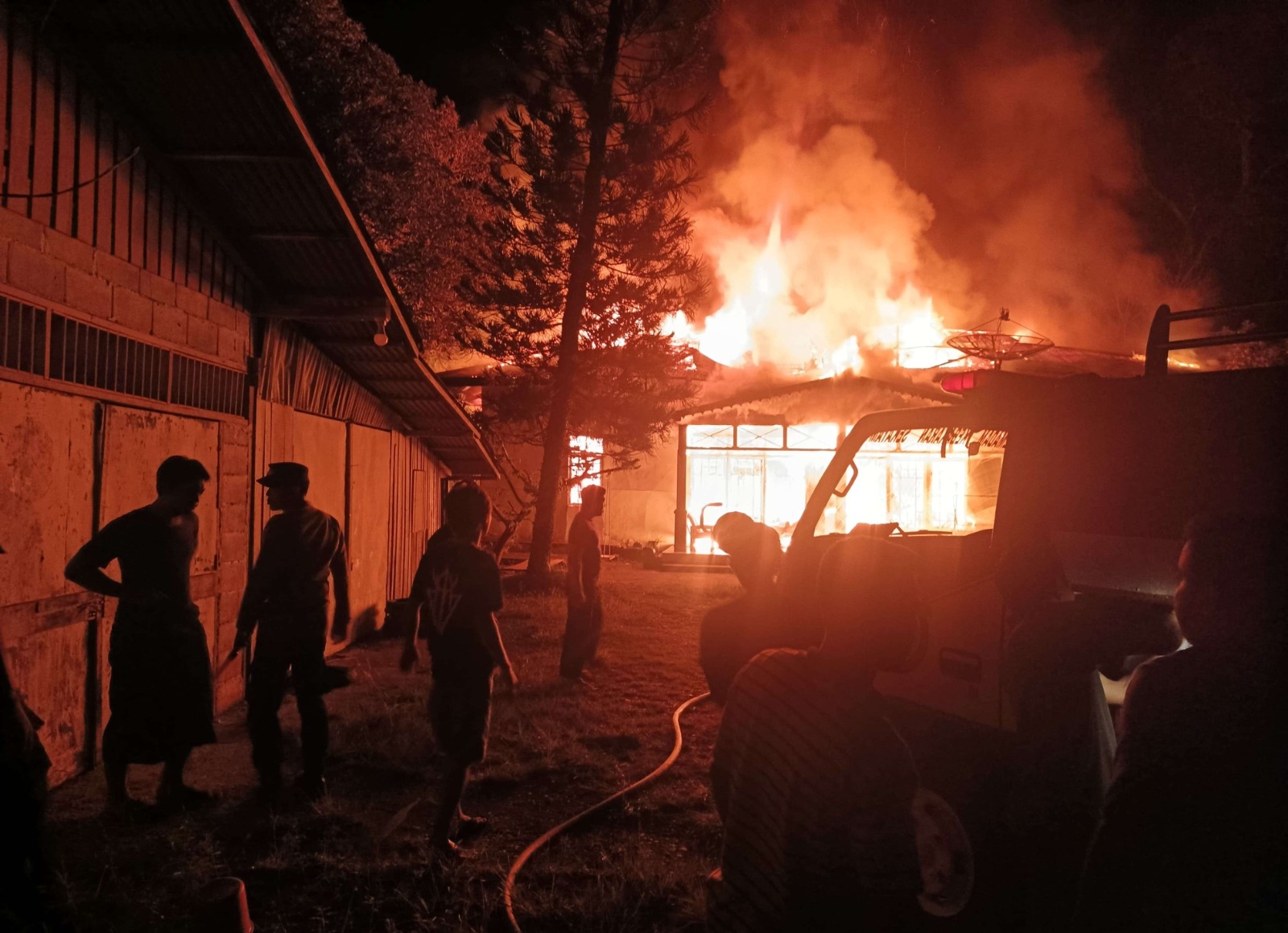 TERBAKAR : Rumah warga di Sekayam terbakar pada Sabtu malam kemarin.