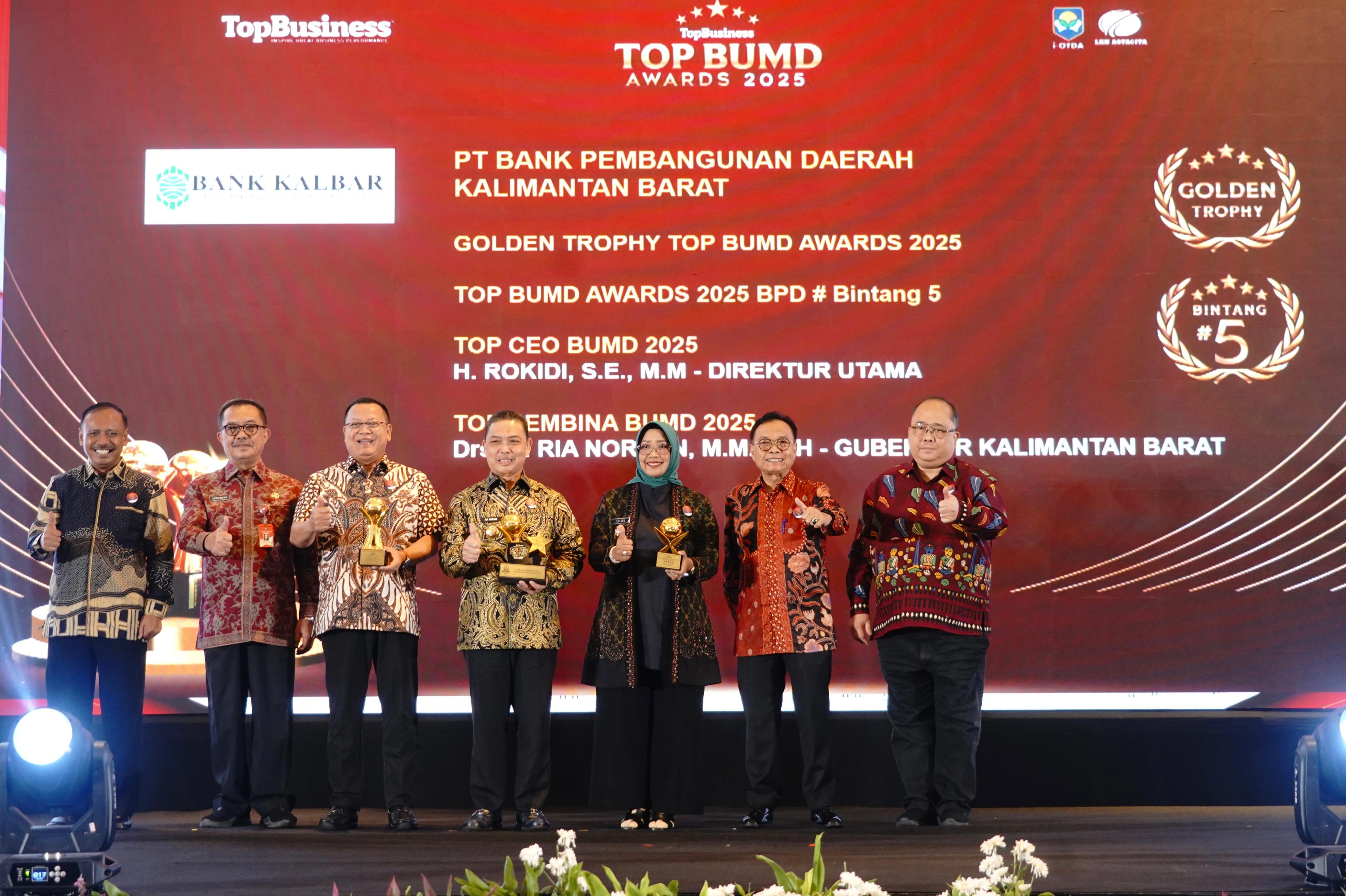 MEMBANGGAKAN : Gubernur Kalbar Ria Norsan (tengah) hadir menerima penghargaan dalam ajang TOP BUMD Awards 2025. Momen ini juga mengukuhkan Bank Kalbar sebagai penerima Golden Trophy.