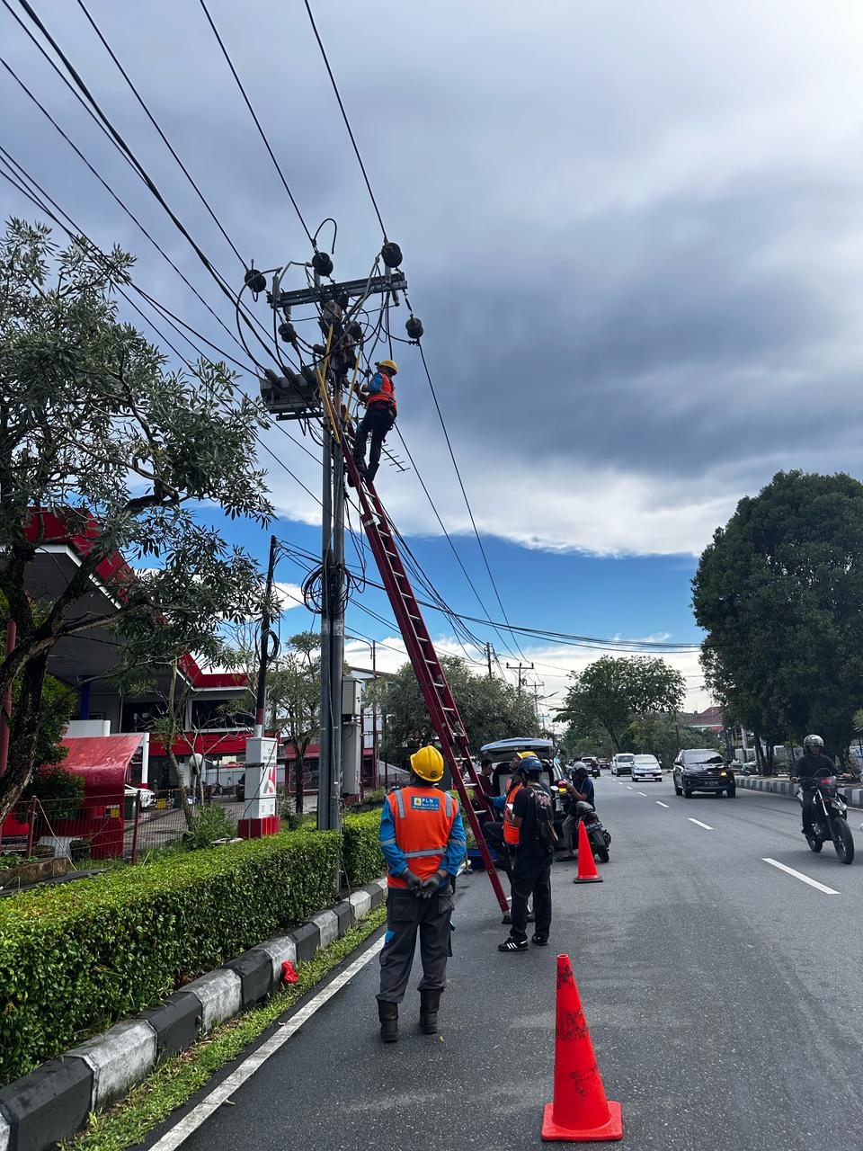 Tim Pelayanan Teknik PLN UP3 Pontianak melakukan perbaikan dan penggantian kabel transmisi yang rusak untuk memastikan kelancaran pasokan listrik di wilayah tersebut.