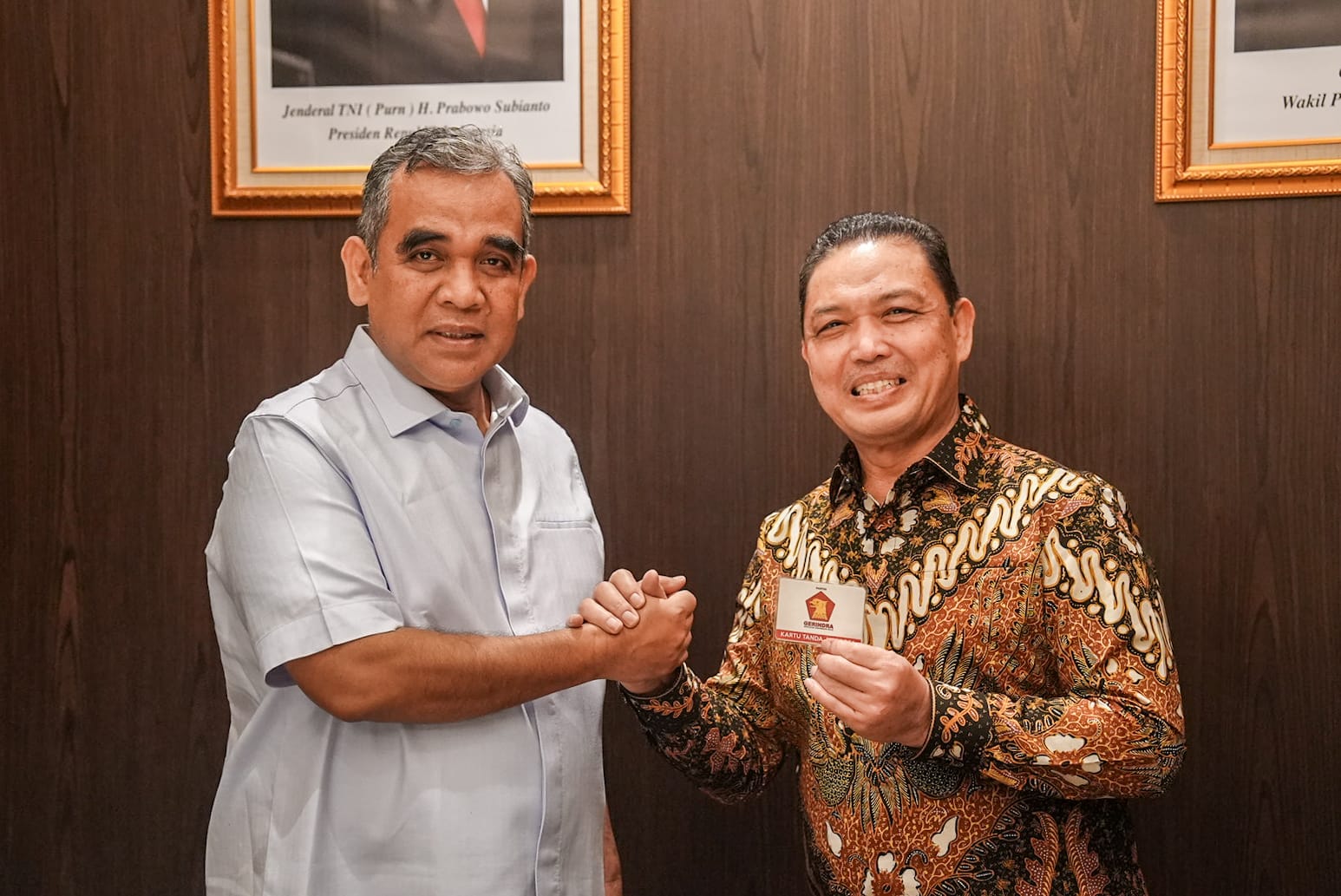 Ria Norsan menerima kartu tanda anggota yang diserahkan langsung oleh Sekretaris Jenderal Gerindra Ahmad Muzani di Jakarta, Selasa (29/4/2025).
