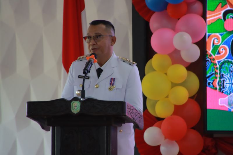 PERINGATAN : Bupati Bengkayang Sebastianus Darwis pada upacara peringatan Hari Jadi Kabupaten Bengkayang yang ke-26, di Begnkayang, Kalimantan Barat, Senin (28/4).