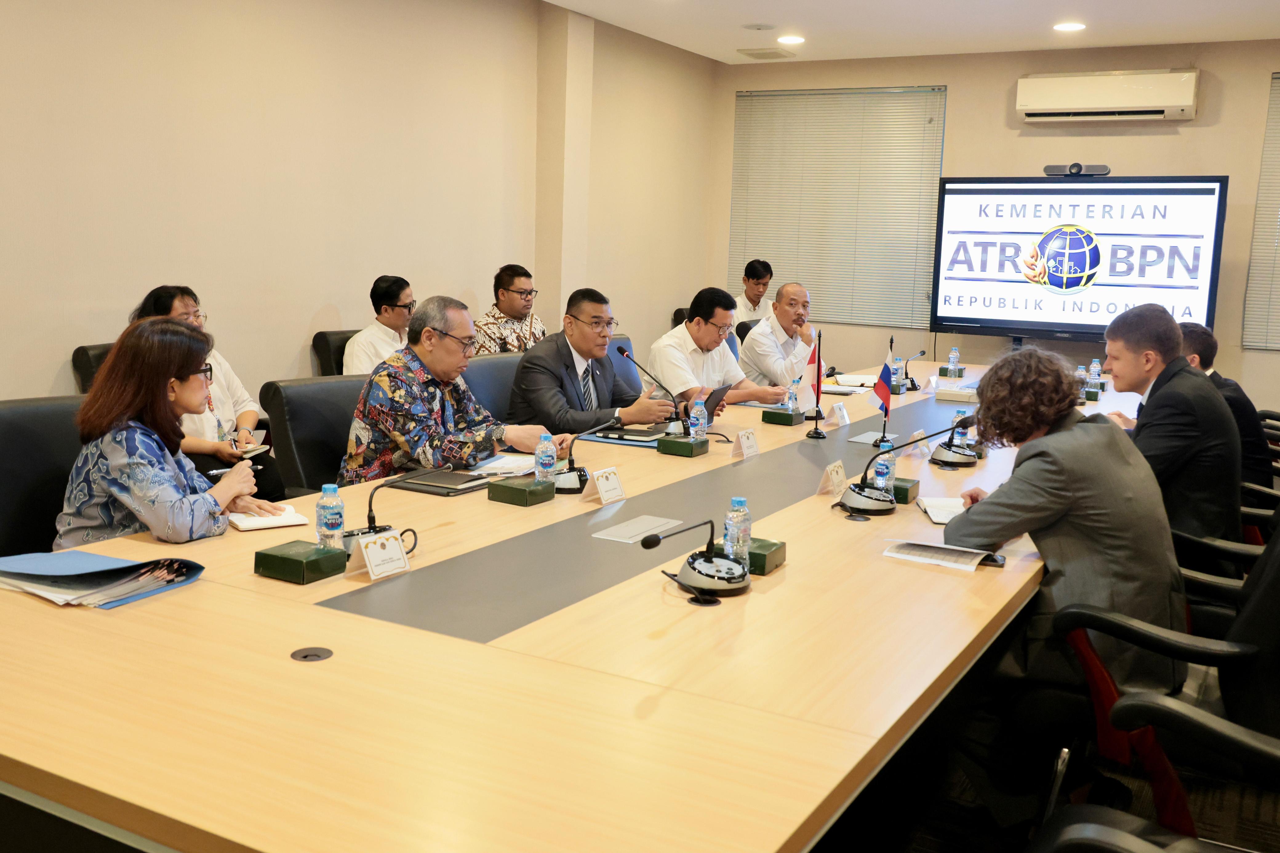 Wamen Ossy saat membahas proses sertifikasi aset Rusia di Indonesia pada Audiensi Delegasi Kantor Kepresidenan Federasi Rusia.