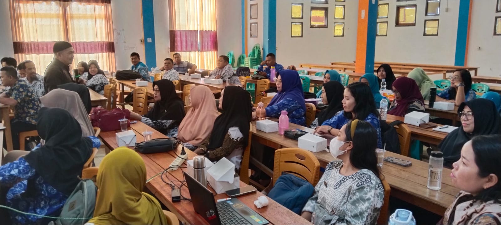 WORKSHOP : Dosen FKIP Untan Bistari Basuni menyampaikan materi Workshop kepada para guru di aula Dinas Pendidikan dan Kebudayaan Kabupaten Melawi