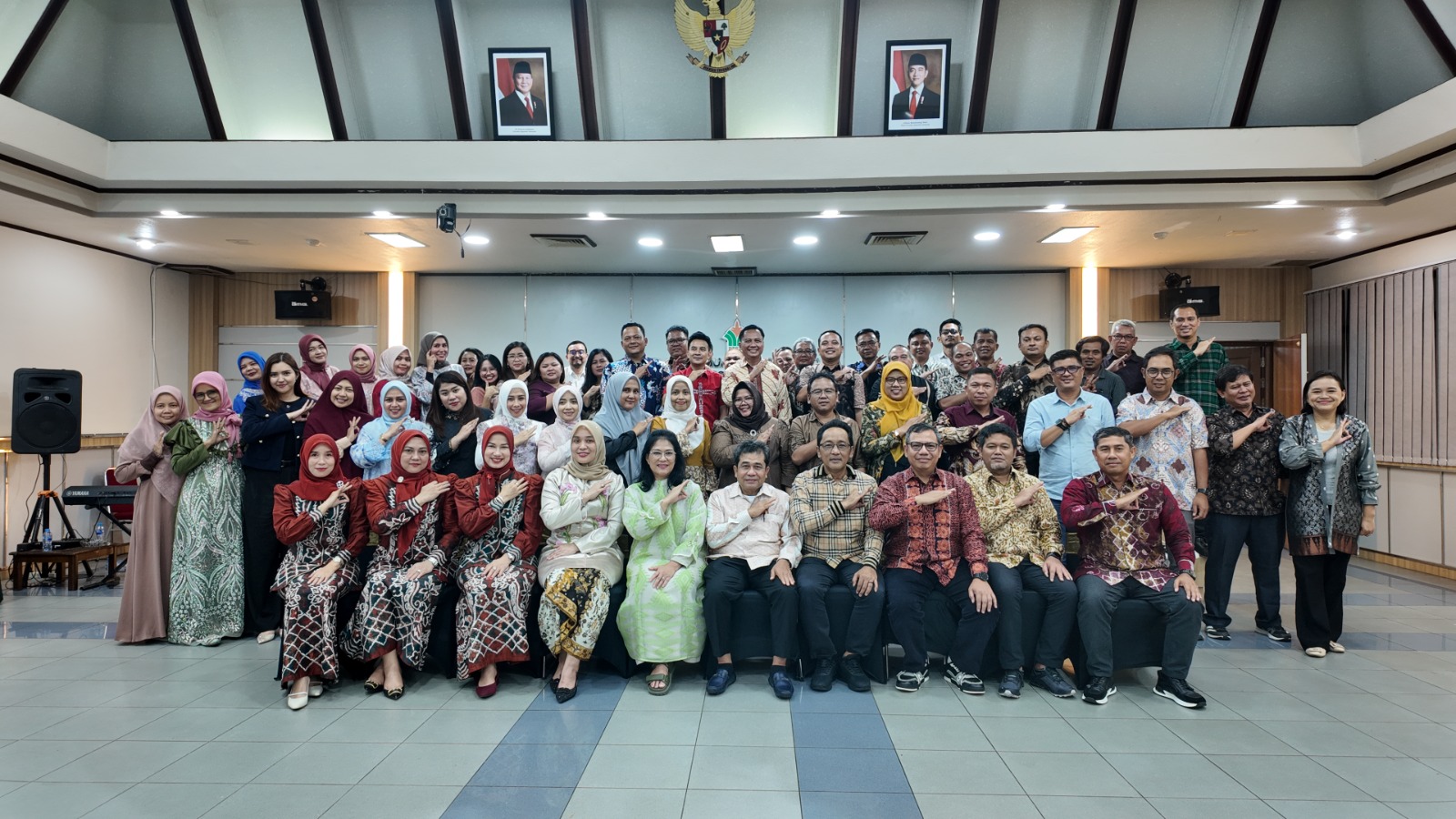 FOTO BERSAMA: Sesi foto bersama dalam kegiatan Halalbihalal dan Temu Pisah Region Head PTPN IV Regional 5, Senin (29/4).