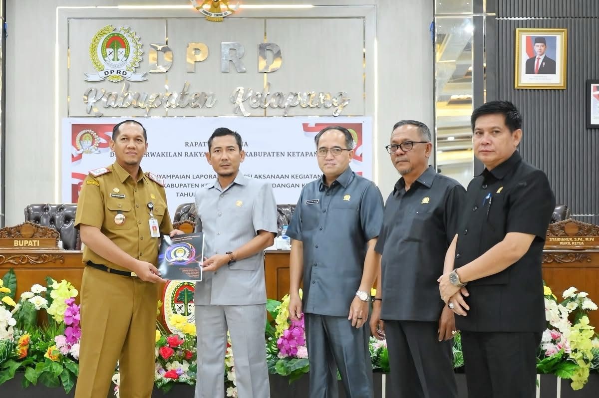 LAPORAN RESES: Ketua DPRD Ketapang, Achmad Sholeh menyerahkan laporan hasil reses dari seluruh Dapil kepada Pj Sekda Ketapang, Dedy Shopiardi, Senin (28/4).