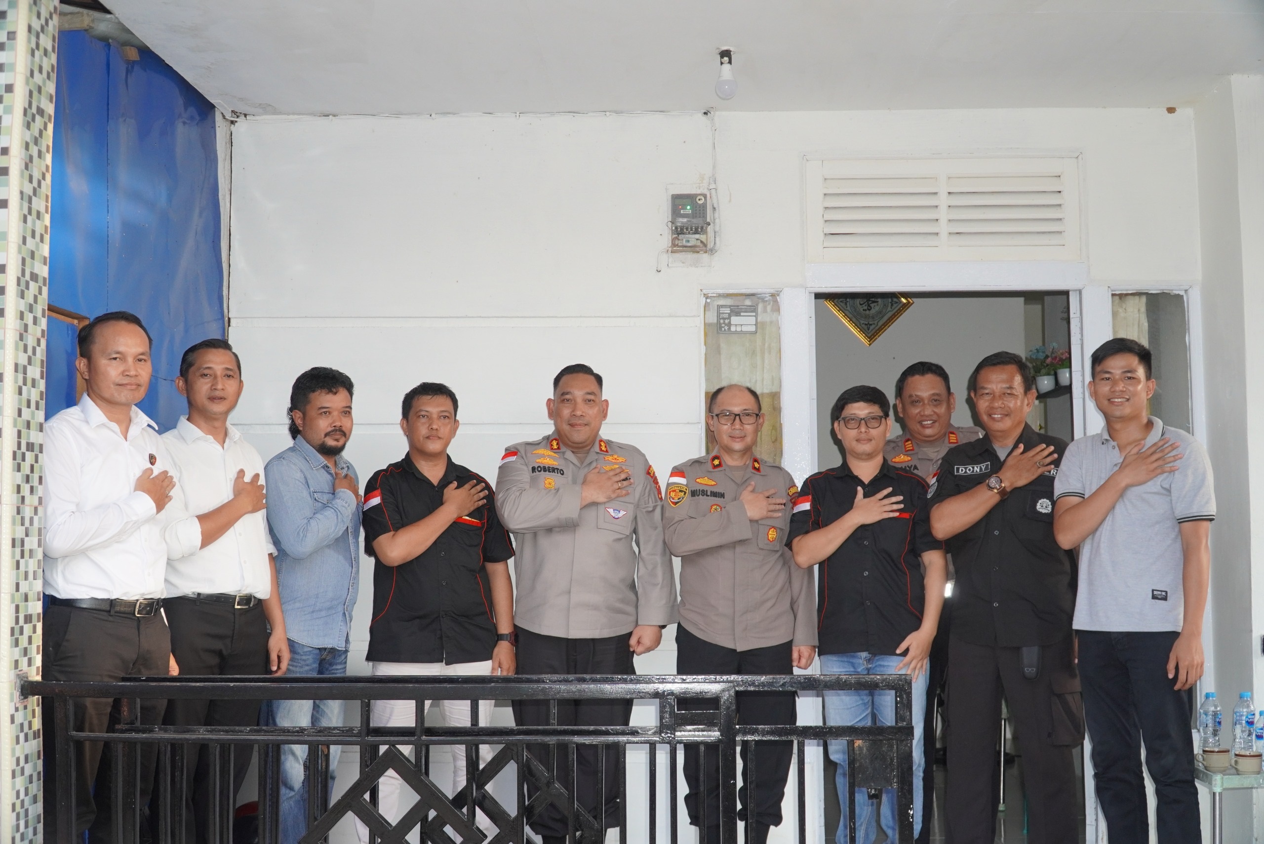 SILATURAHMI: Kapolres Kapuas Hulu, AKBP Roberto Aprianto Uda bersama jajarannya saat bersilaturahmi dengan Pokja PWI Kapuas Hulu.