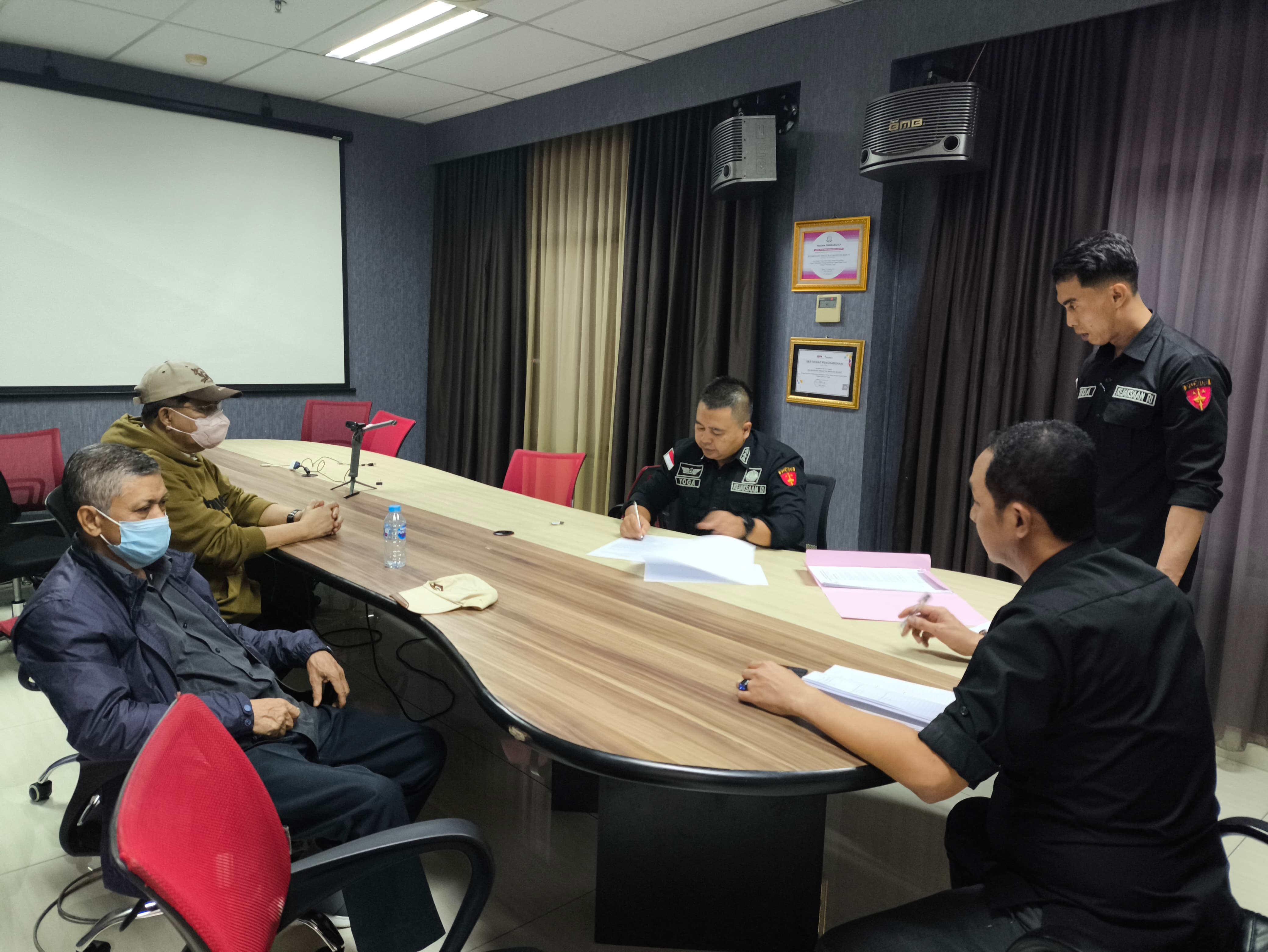SERAHKAN DIRI: Tiga tersangka kasus pembelian tanah salah satu bank di Kalbar menyerahkan diri secara sukarela ke Kantor Kejati Tinggi Kalimantan Barat, (30/4) kemarin.