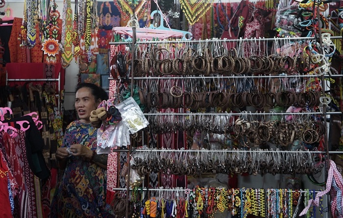 SOUVENIR: Stand pameran sovenir di acara naik dango 2 di Rumah Radakng yang banyak diminati pengunjung.