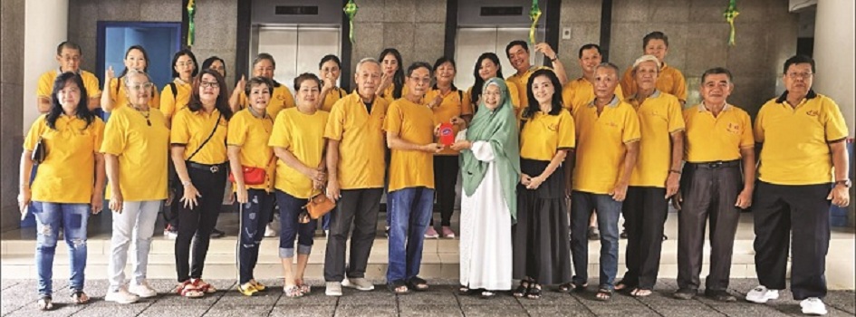 BANTUAN: Silvina, Sekred Pontianak Post terima bantuan dari Xing Fu untuk pengobatan Alya Khairunnisa, pasien Dompet Simpatik Pontianak Post, Minggu (28/4).