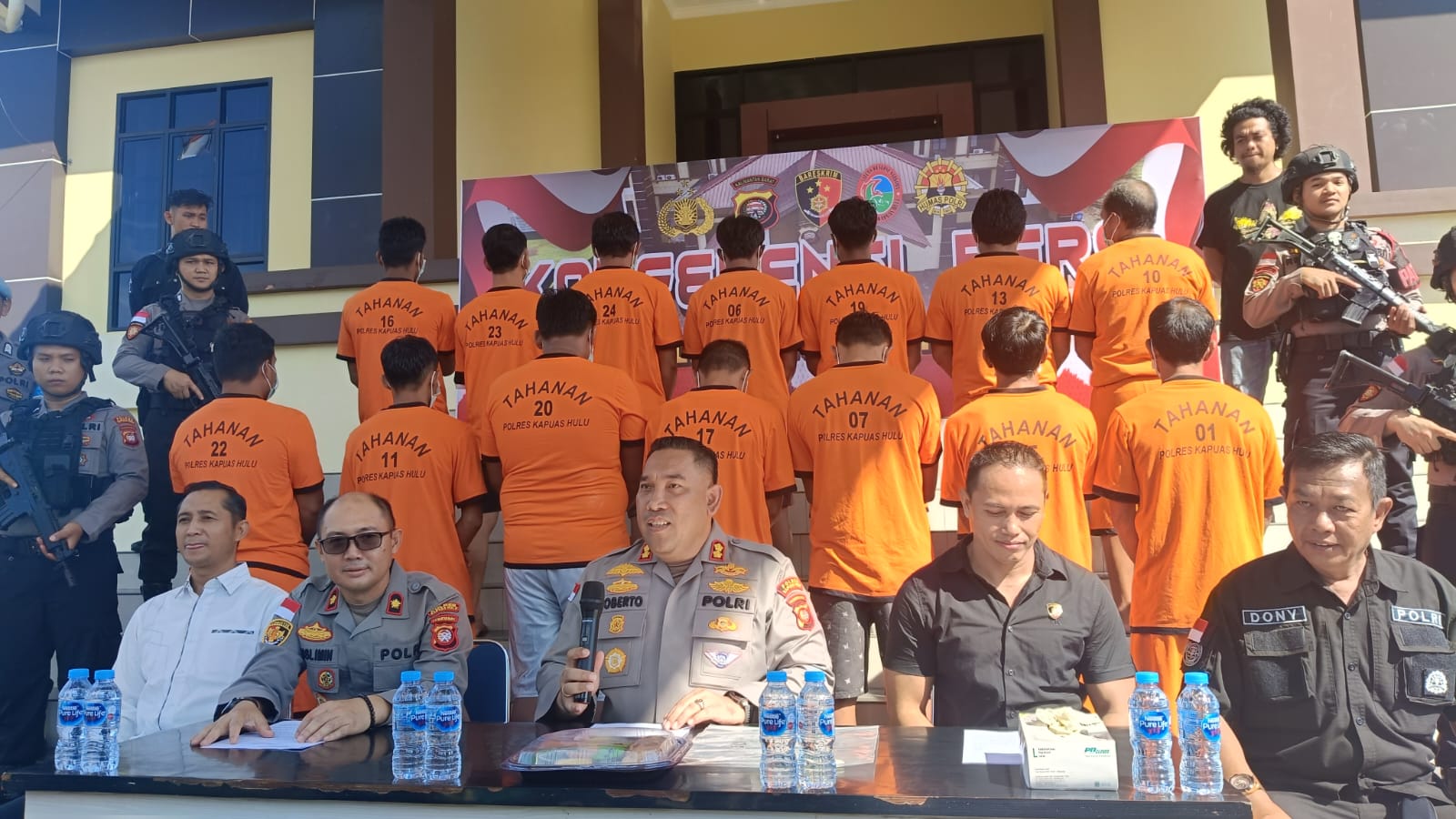 Pers Rilis Polres Kapuas Hulu dengan awak media terkait kasus tindak pidana pengoroyokan atau penganiayaan, Rabu (30/4).