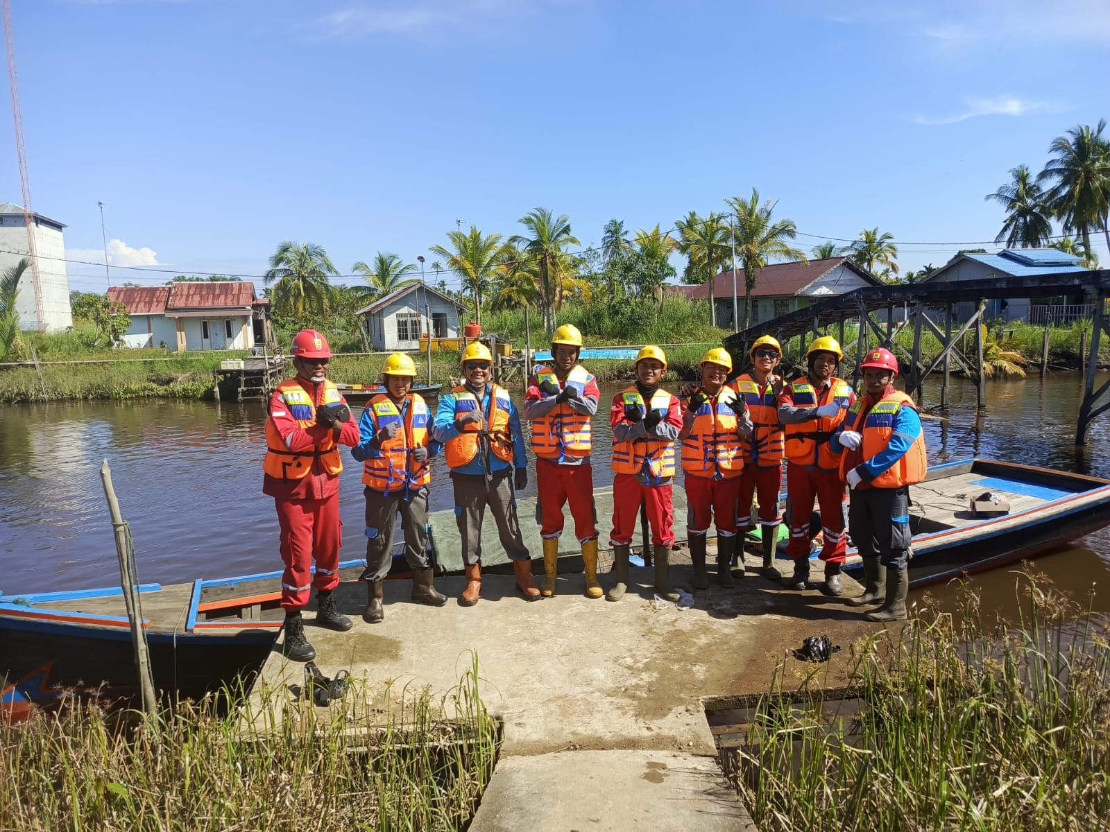 Tim Pelayanan Teknik (Yantek) PLN ULP Sungai Kakap bersiap melakukan pemeliharaan tiang listrik keropos di Desa Sepuk Laut.
