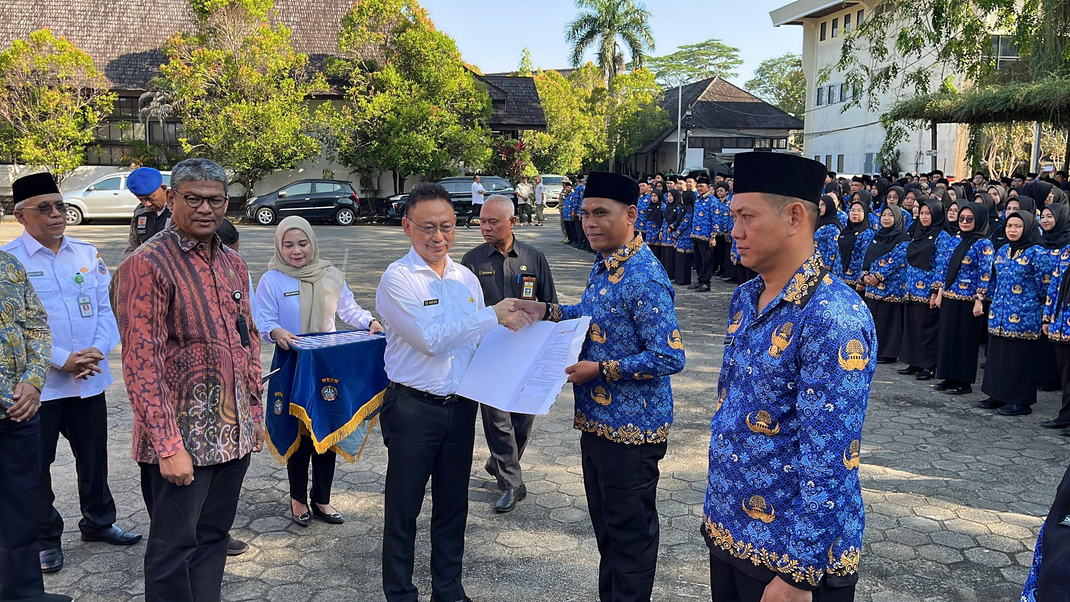 PENYERAHAN: Walikota Pontianak Edi Kamtono saat penyerahan SK Pengangkatan Calon Pegawai Negeri Sipil (CPNS) dan Pegawai Pemerintah dengan Perjanjian Kerja (PPPK). Senin (30/4/2025).