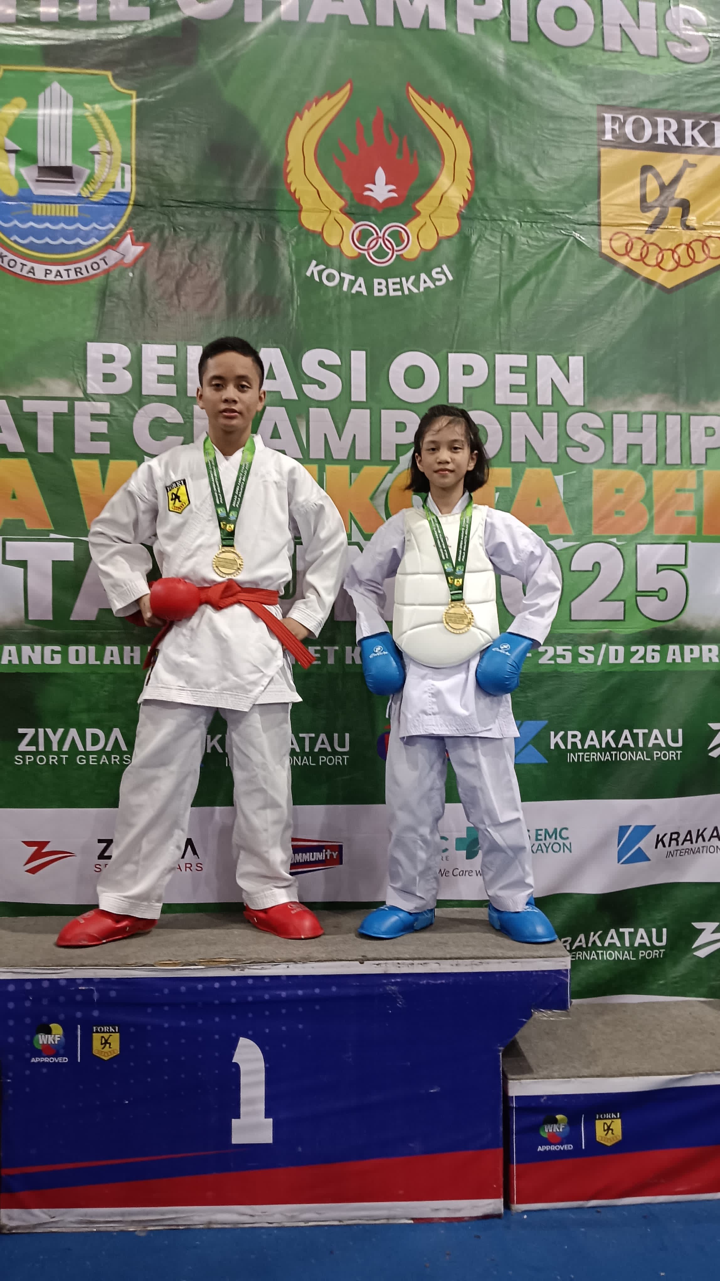 JUARA : Alexander Bryan Verne dan Cassandra Bellvania Christabel Verne kembali mendulang prestasi dari kejuaraan karate.