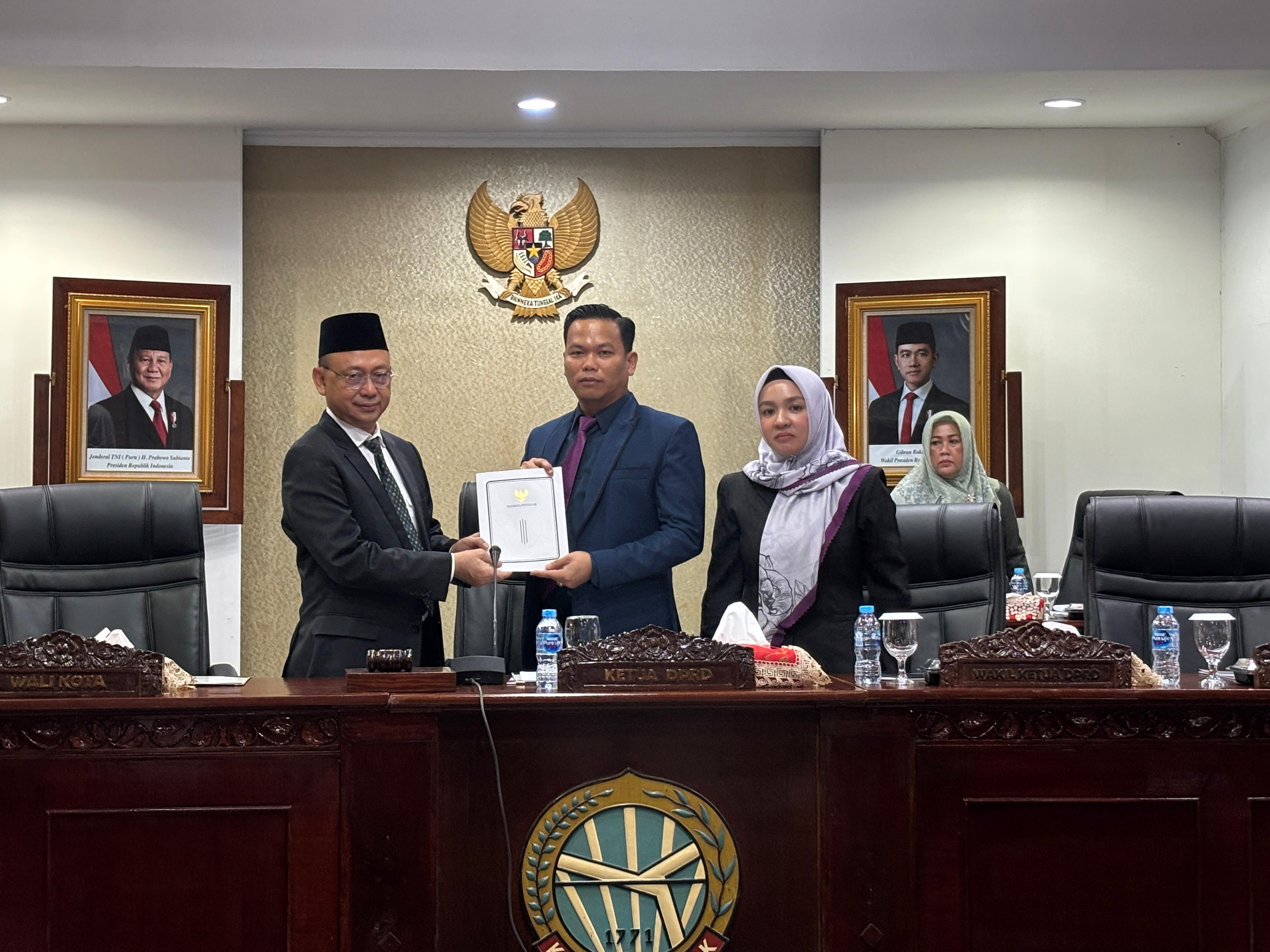 DPRD Kota Pontianak, bersama dengan Pemerintah Kota Pontianak, telah mencapai kesepakatan mengenai empat Rancangan Peraturan Daerah (Raperda) yang akan diajukan untuk dijadikan peraturan daerah.