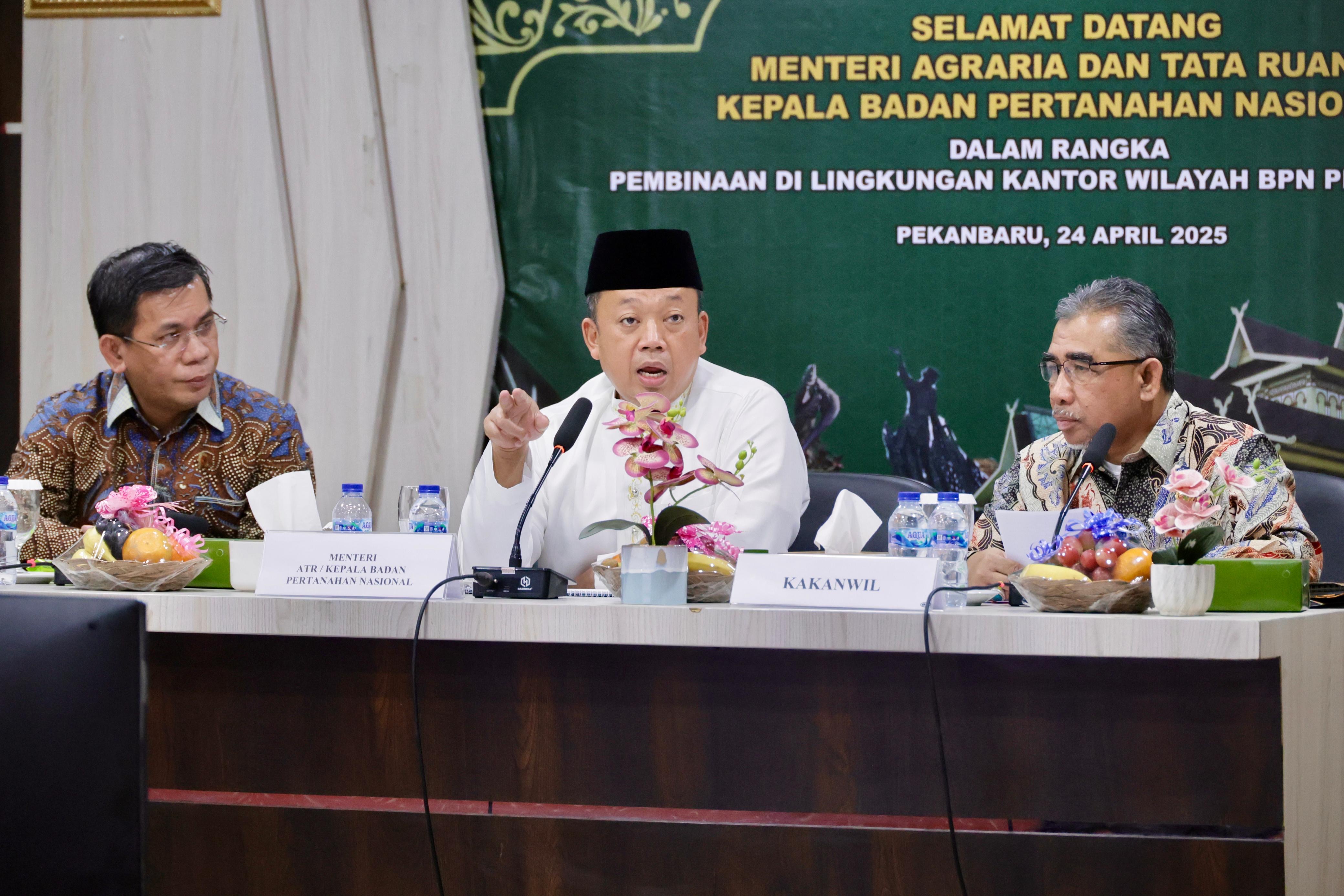 Menteri Nusron saat pembinaan kepada jajaran Kantor Wilayah (Kanwil) BPN Provinsi Riau pada Kamis (24/04/2025).