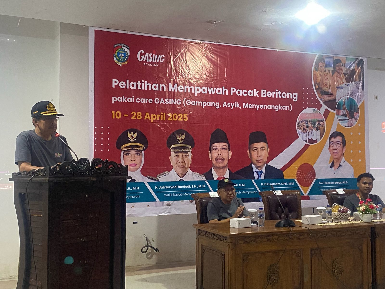 PELATIHAN : Sekda Mempawah Drs. H. Ismail, MM saat menutup pelatihan Metode Gasing.