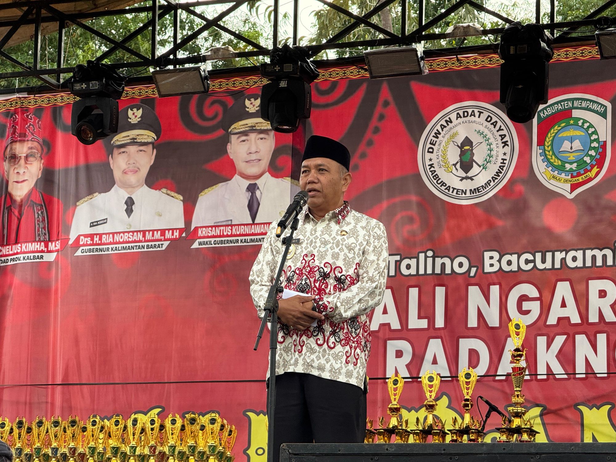 TUTUP : Wabup Juli saat menutup Naik Dango ke-40 di Sadaniang.