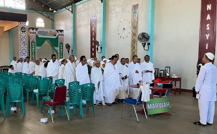 MANASIK: Ratusan calon jemaah haji Kota Singkawang tampak antusias mengikuti bimbingan manasik haji tingkat kecamatan.