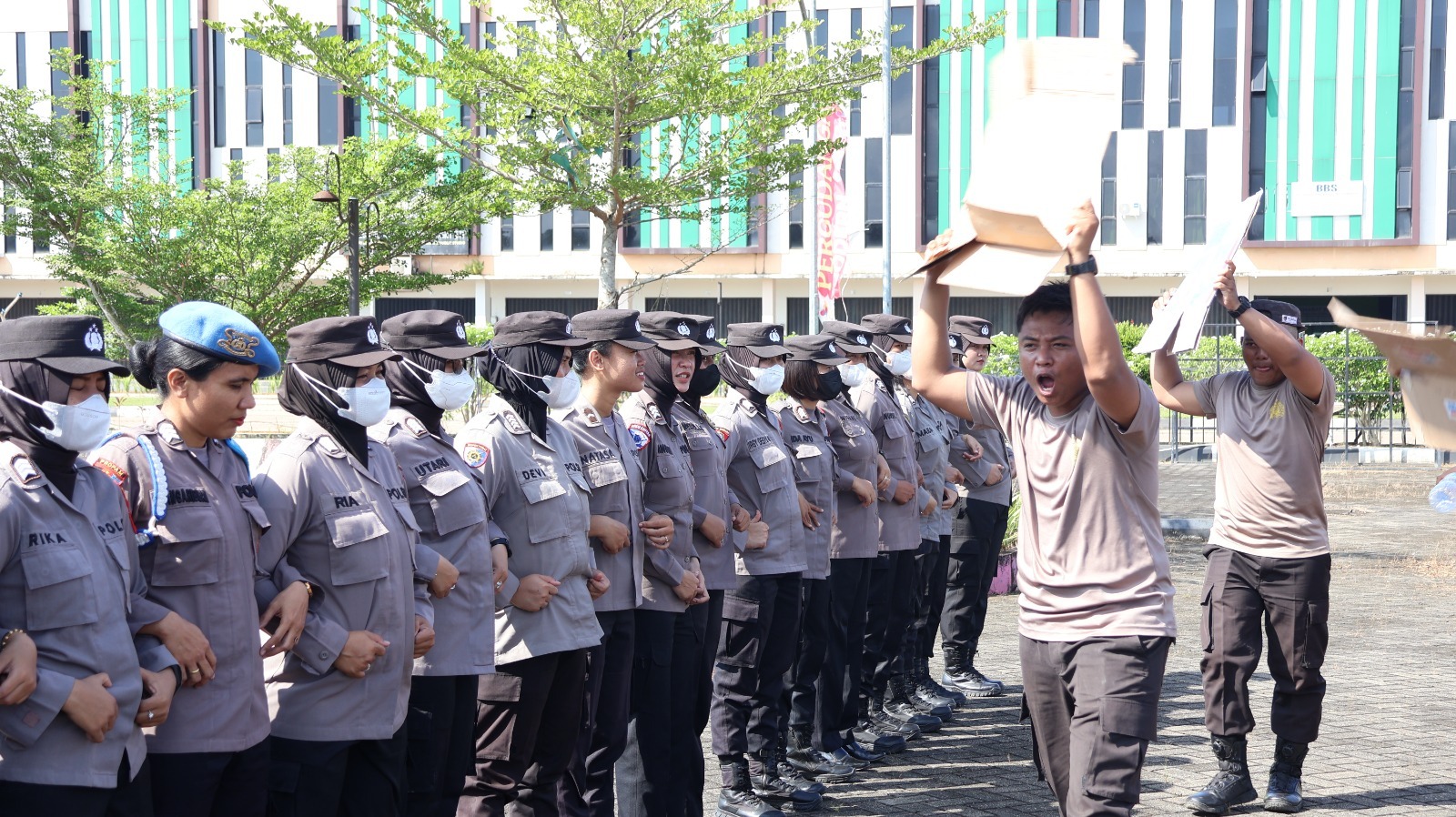 LATIHAN: Polres Kubu Raya atihan Pengendalian Massa (Dalmas) di Kawasan Pergudangan Borneo Business Icon, Selasa (29/4).