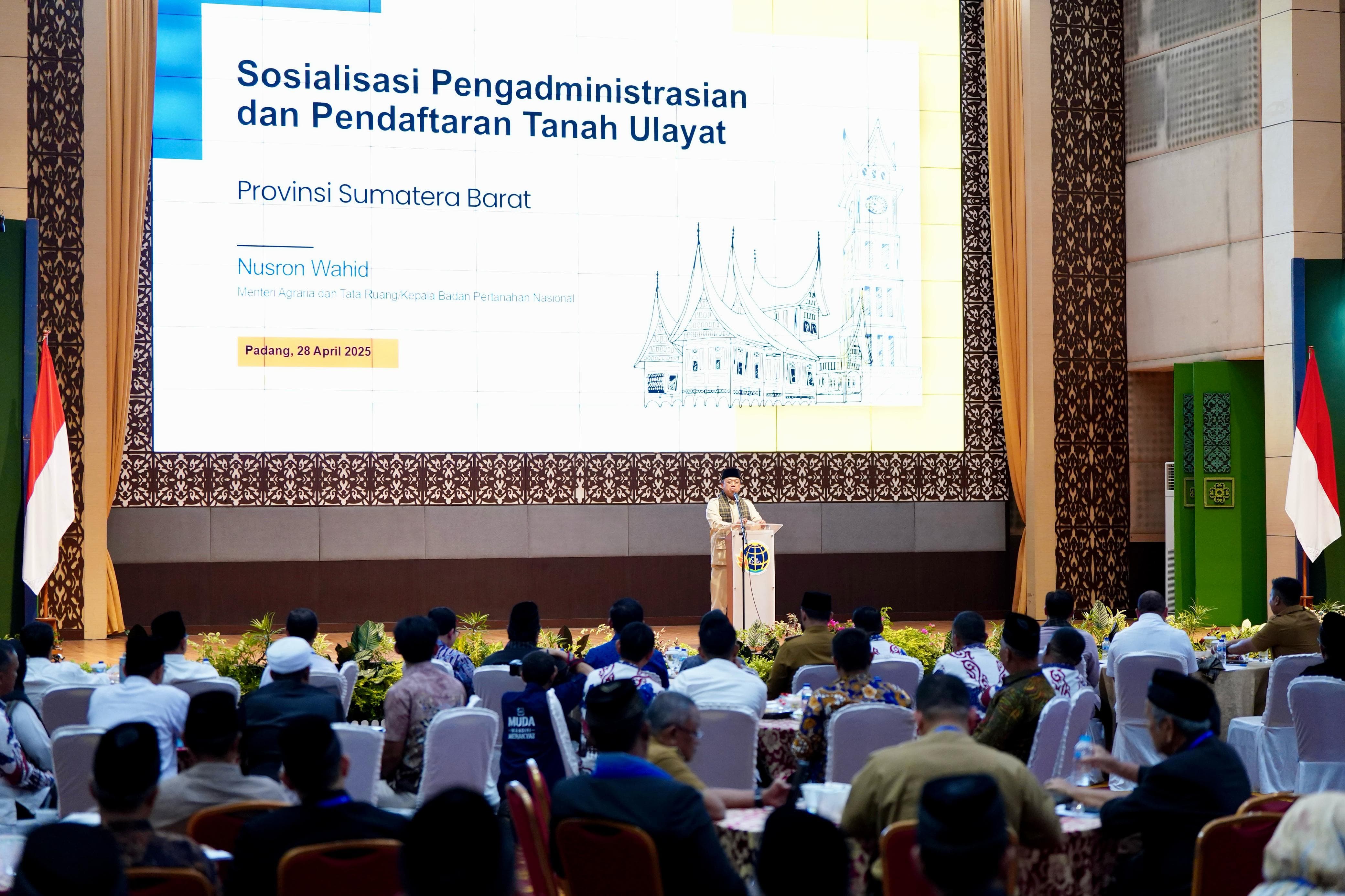 Sosialisasi Pengadministrasian dan Pendaftaran Tanah Ulayat di Provinsi Sumatera Barat, yang digelar di Auditorium Universitas Negeri Padang, Senin (28/04/2025).