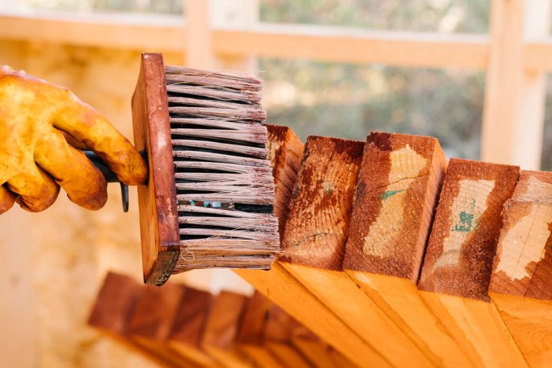 Ilustrasi memberikan anti rayap ke furniture kayu di rumah.