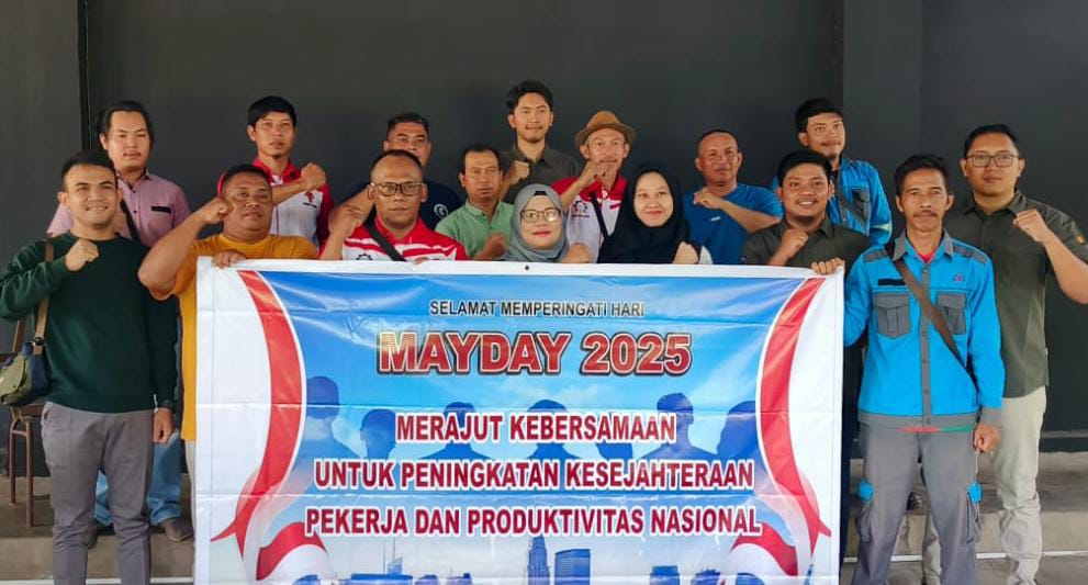 FOTO BERSAMA: Dua serikat pekerja di Sekadau saat melakukan dialog dan halal bihalal dalam merayakan Hari Buruh 1 Mei 2025.