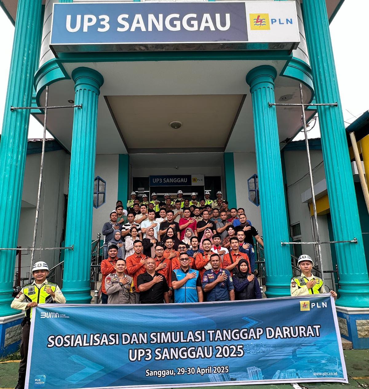 Foto bersama Karyawan PLN UP3 Sanggau, Tim Ditpamobvit Polda Kalbar, Pemadam Kebakaran Sanggau dan Rumah Sakit Umum Sentra Medika Sanggau. Foto dilakukan sebelum melakukan pelatihan simulasi darurat.
