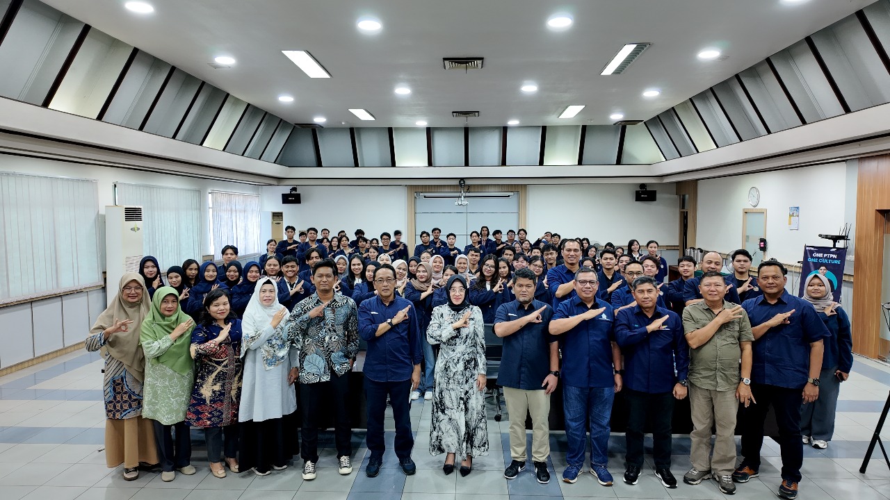 FOTO BERSAMA: Ratusan mahasiswa Program Studi Agribisnis Untan berfoto bersama dalam momen  Kuliah Umum yang dilakukan di kantor PTPN IV Regional 5 Pontianak, Selasa (29/4).