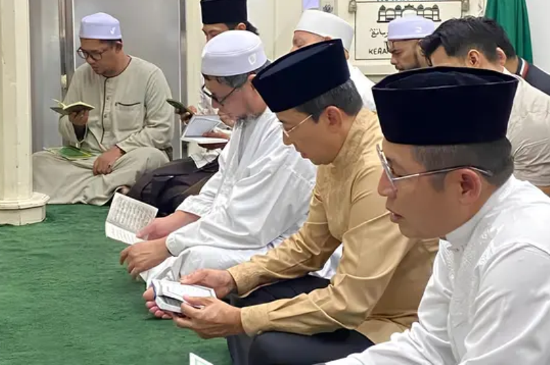 Rombongan Habib Ali bin Abdurrahman Alhabsy dan Wakil Kepala Kepolisian RI (Wakapolri) Komjen Pol Ahmad Dhofiri melakukan ziarah ke dua makam ulama besar di Jakarta dan Bogor pada Selasa (29/04/2025).