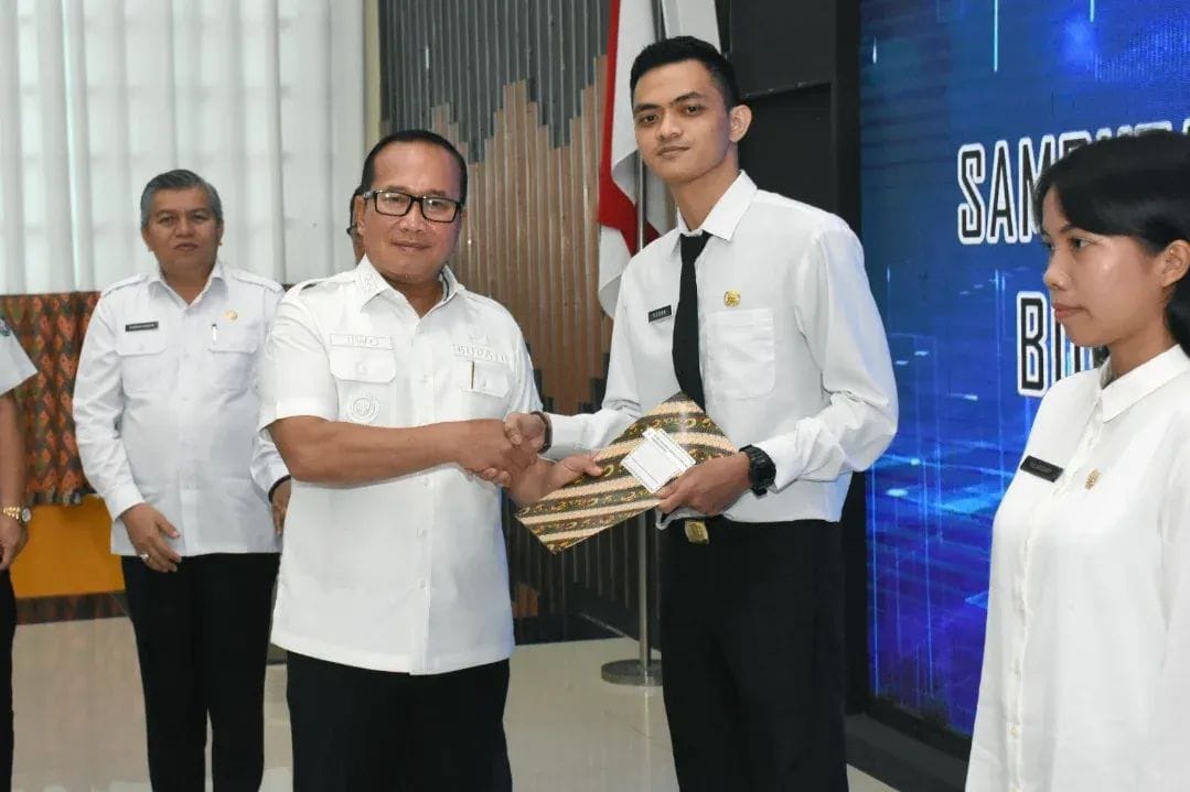 SK CPNS: Bupati Kubu Raya Sujiwo menyerahkan SK bagi 34 CPNS di lingkungan Pemkab Kubu Raya.