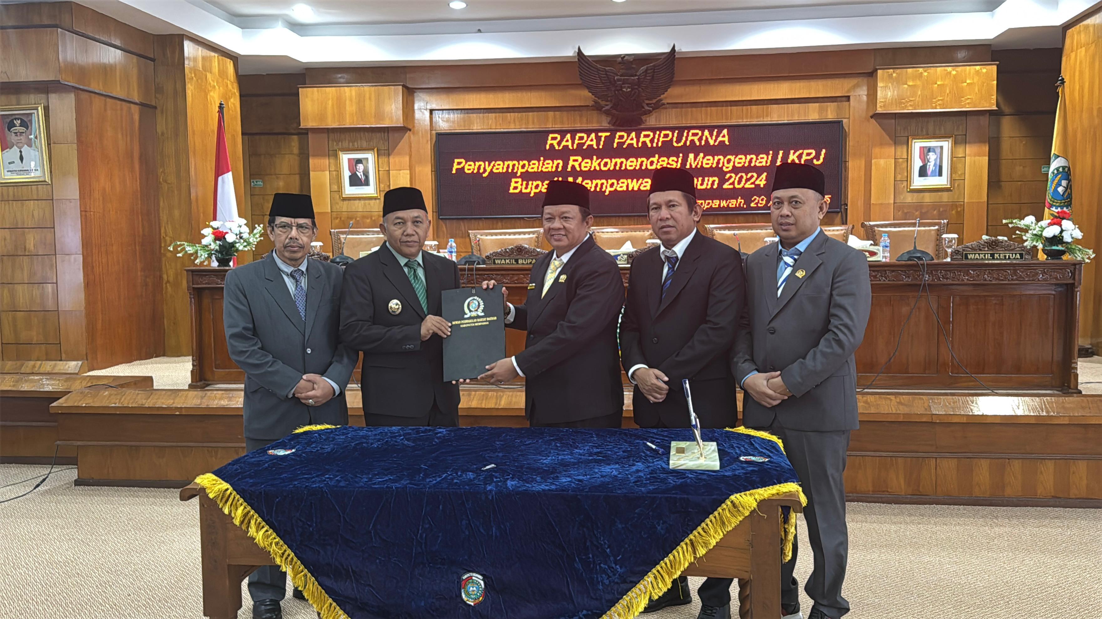 LKPJ: Wakil Bupati Mempawah menerima rekomendasi LKPj Bupati Mempawah Tahun 2024 dari Ketua DPRD