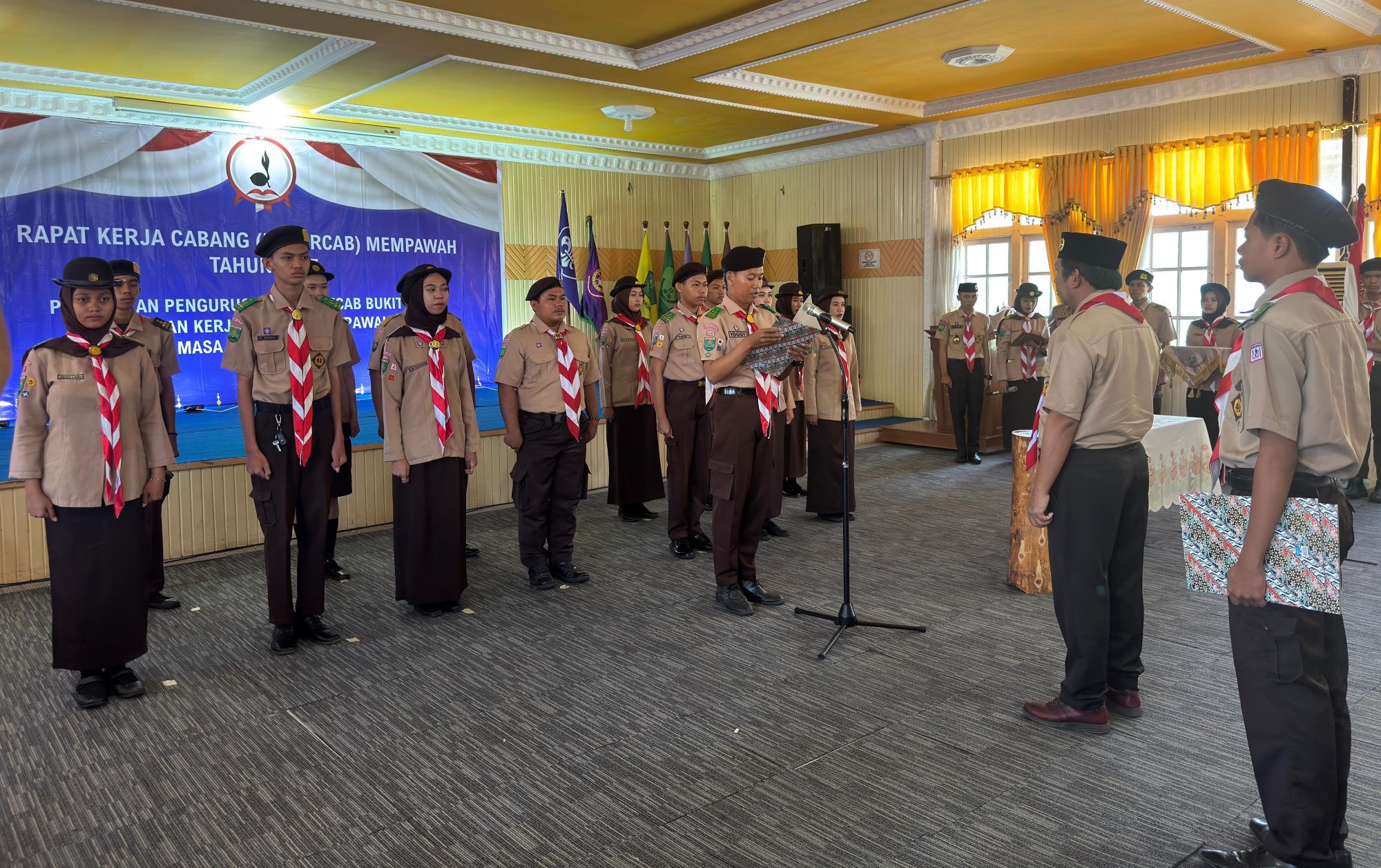 PRAMUKA: Sekda Mempawah Ismail saat membuka Rakercab Pramuka Mempawah 2025.