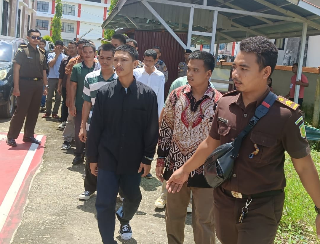 SIDANG : Para terdakwa kasus PETI di Dusun Penembur Kecamatan Boyan Tanjung saat menjalani sidang.