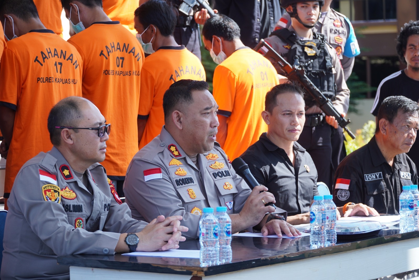 Kapolres Kapuas Hulu AKBP Roberto Aprianto Uda saat melakukan press realis terkait kasus pengeroyokan di Bunut Hulu.