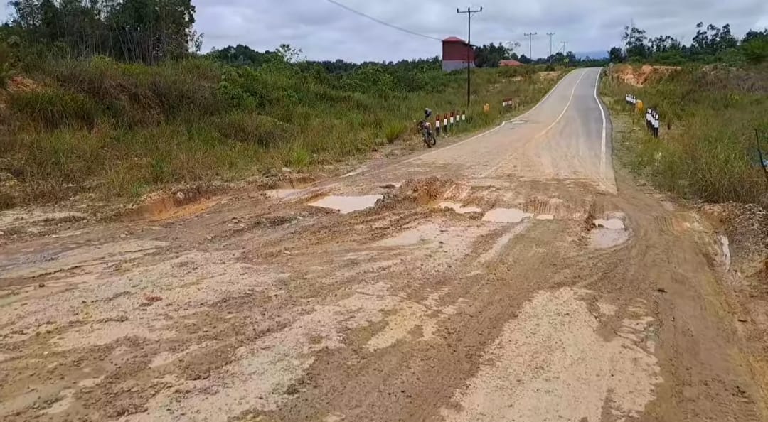 RUSAK: Jalan nasional Badau - Empanang yang dibangun PT Adhi Karya ini belum lama dibangun sudah rusak.