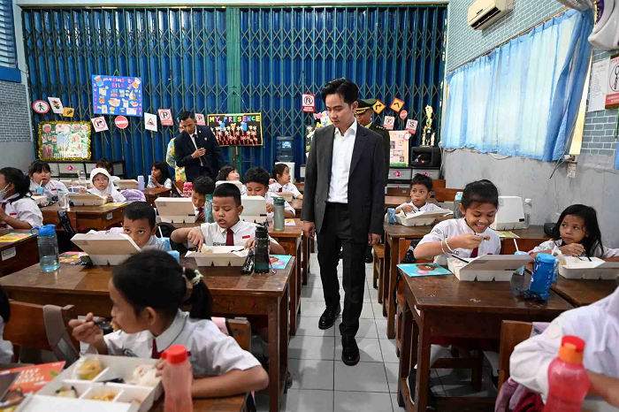 MBG: Wapres Gibran Rakabuming Raka saat mengecek program makan bergizi gratis di salah satu sekolah di Jakarta Pusat, beberapa waktu lalu.
