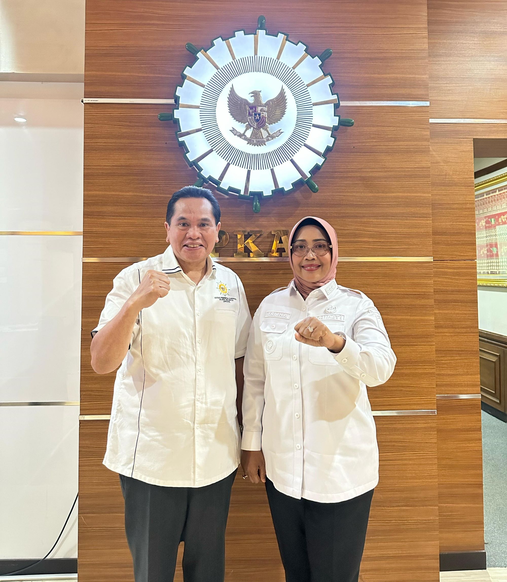 SOSIALISASI: Bupati Erlina foto bersama di depan Kantor Badan Gizi Nasional usai sosialisasi percepatan program MBG di Jakarta, Rabu (30/4).