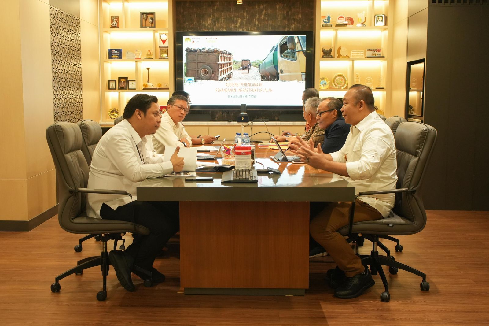 DISKUSI: Bupati Ketapang berdiskusi dengan Direktur Jenderal Bina Marga Kementerian PUPR Roy Rizali Anwar, di Jakarta, Selasa (29/4).