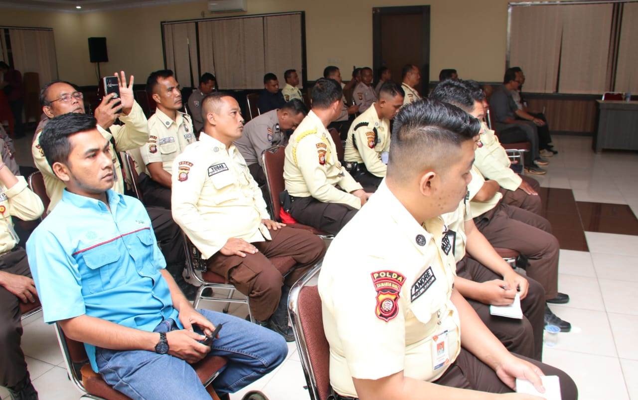 BINTEKNIS : Para Satpam di Sanggau saat mengikuti Binteknis di Mapolres Sanggau.