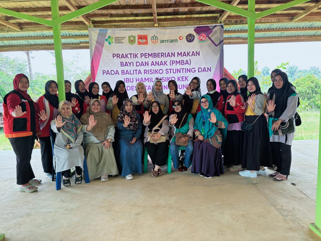 Kader Posyandu dari Puskesmas Kawat dan Pulau Tayan berfoto bersama Tim Program UM Pontianak usai mengikuti pelatihan Antropometri dan Interpretasi Status Gizi Balita, Kamis (1/5) di Mamalam Center.