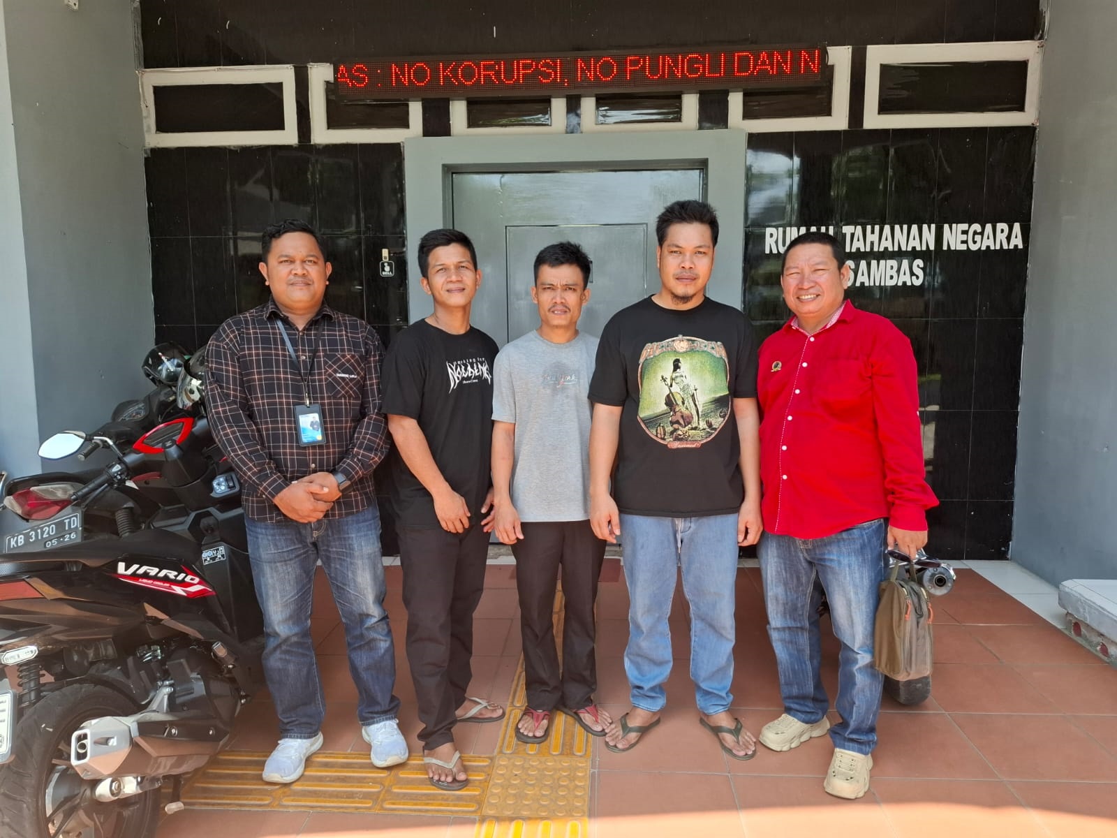BEBAS: JK dan dua rekannya yang sempat dimejahijaukan gegara tuduhan pencurian buah sawit PT WHS, dinyatakan tak bersalah oleh Majelis Hakim PN Sambas dan divonis bebas dari dakwaan.