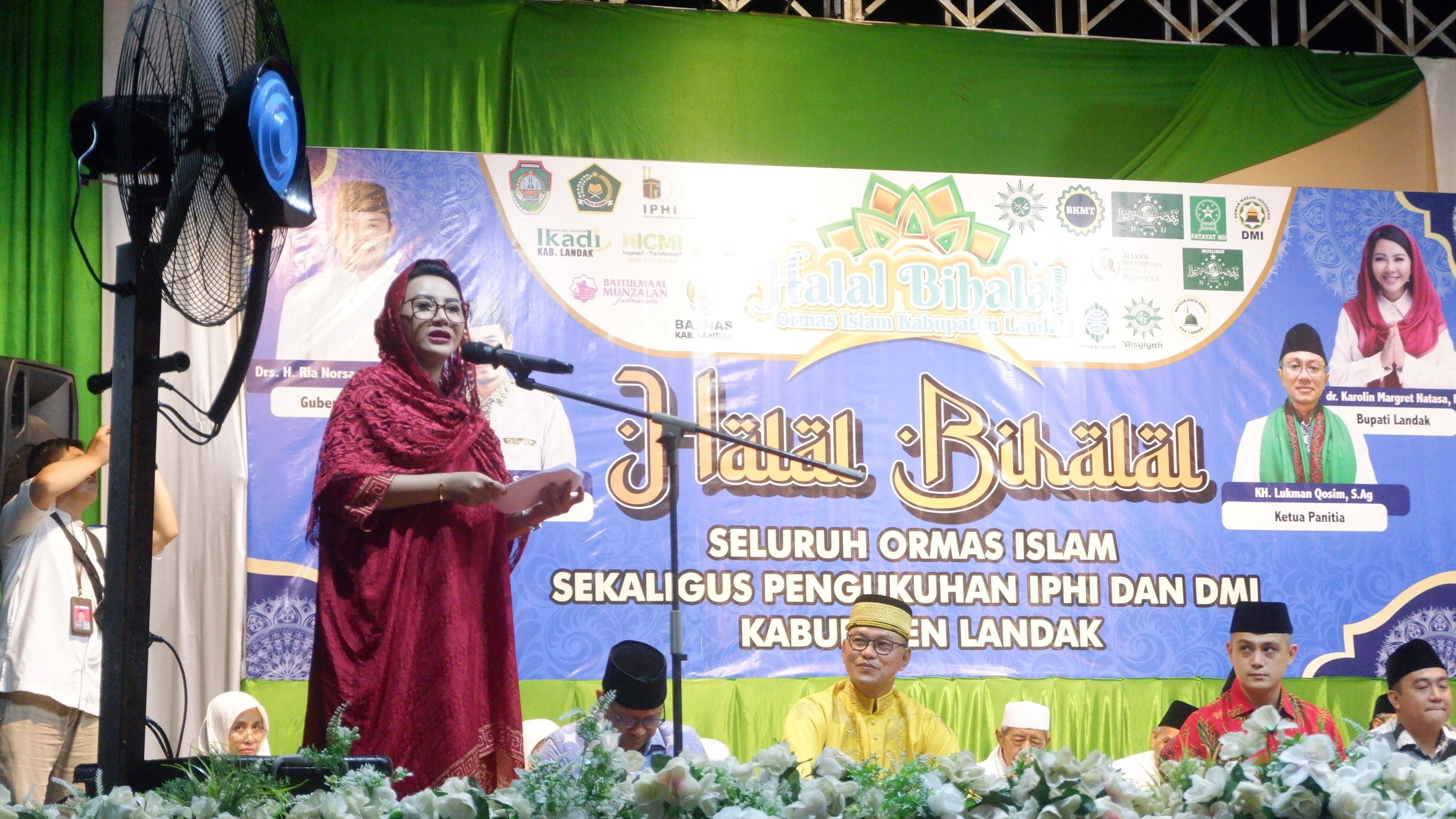HALALBIHALAL: Bupati Landak Karolin Margret Natasa saat menghadiri halalbihalal ormas Islam di Kabupaten Landak.