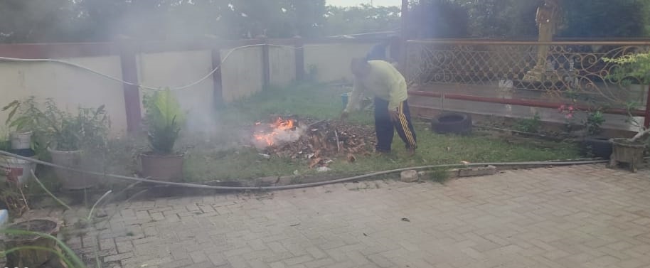 KERJA BAKTI: Penyelenggara Pendidikan Buddha mengadakan kegiatan kerja bakti di Dua vihara yang tersebar di wilayah Kota Singkawang