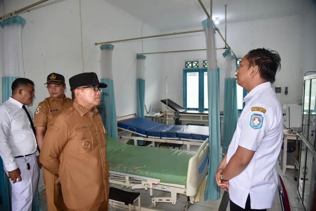 TINJAU: Bupati Kubu Raya Sujiwo meninjau pelayanan keshatan di Puskesmas Kecamatan Kubu, baru-baru ini.