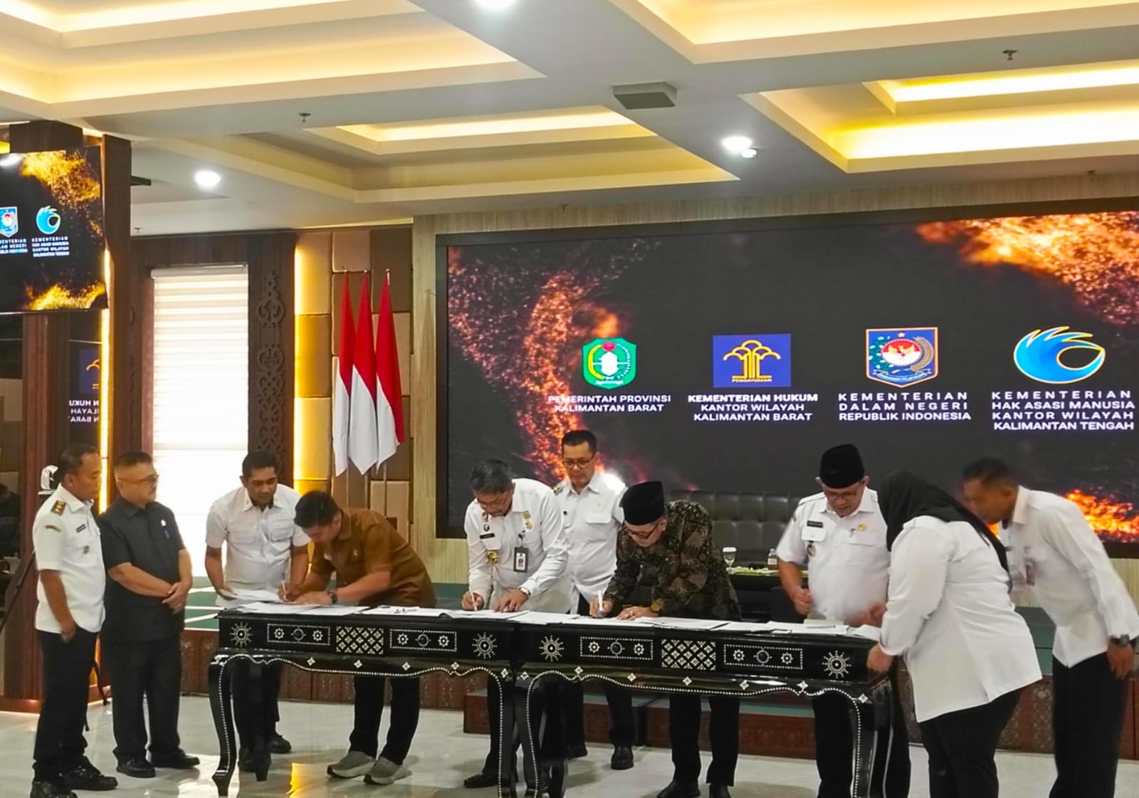 KOMITMEN: DPRD Kabupaten Sambas saat menandatangani komitmen bersama dengan Kanwil Kemenkum Kalbar.