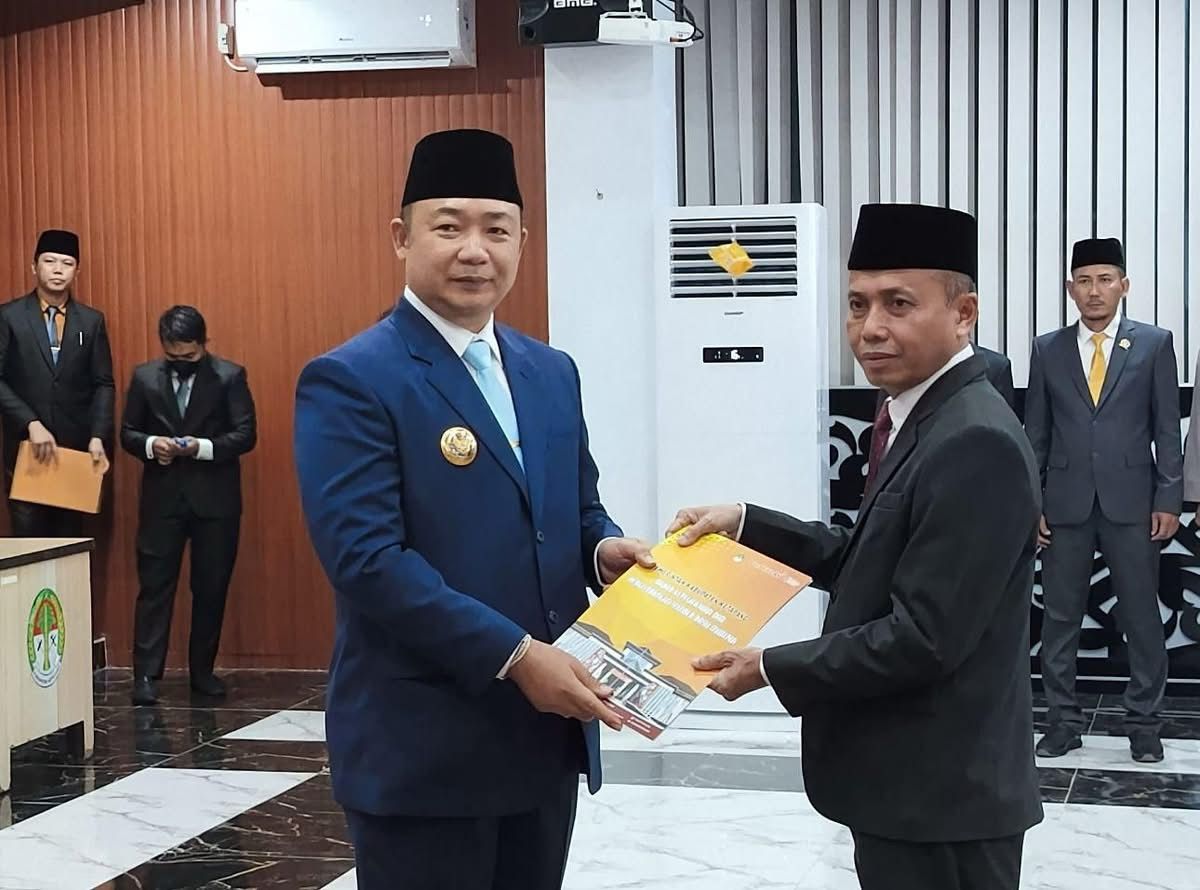 LANTIK: Bupati Ketapang Alexander Wilyo, menyerahkan SK Sekda Ketapang Repalianto, Rabu (30/4) malam.