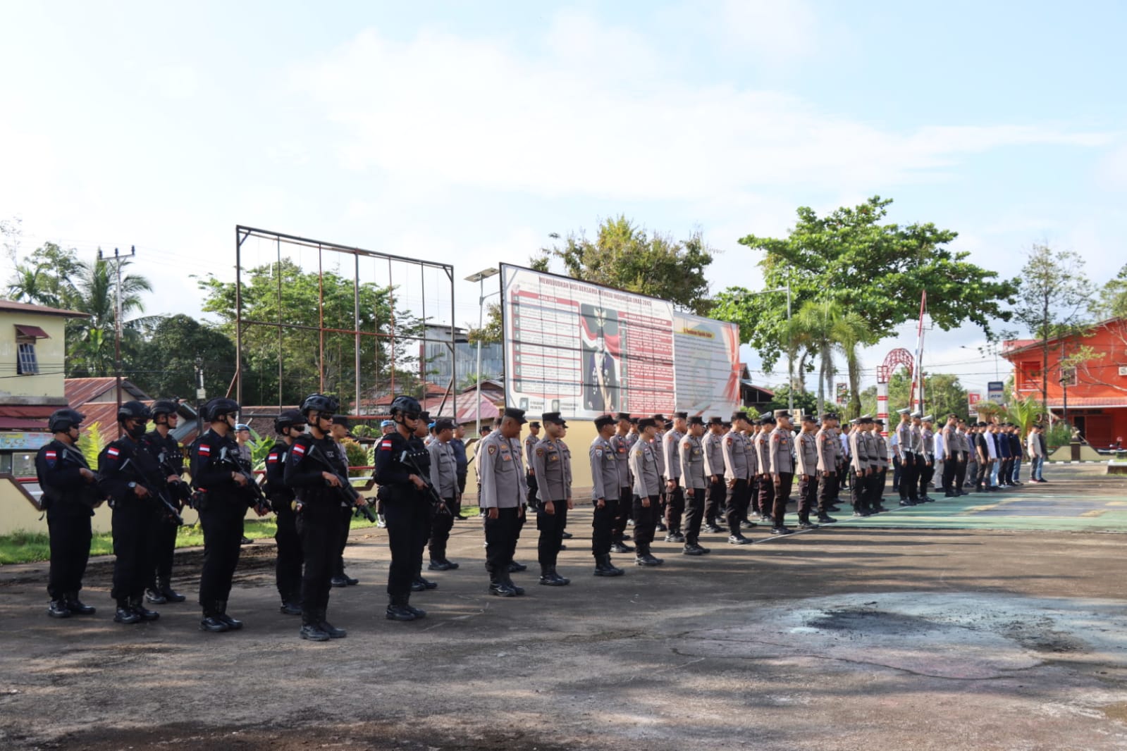 SIAGA : Seluruh personel Polres Melawi dan Polsek Jajaran mengikuti apel siaga pada peringatan Hari Buruh Internasional di Mapolres Melawi.
