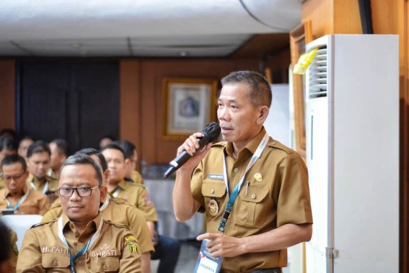Wakil Bupati Ketapang, Jamhuri Amir menyampaikan pendapat saat menghadiri rapat koordinasi teknis perumahan perdesaan bersama Kemendagri di Jakarta, Selasa (29/4).